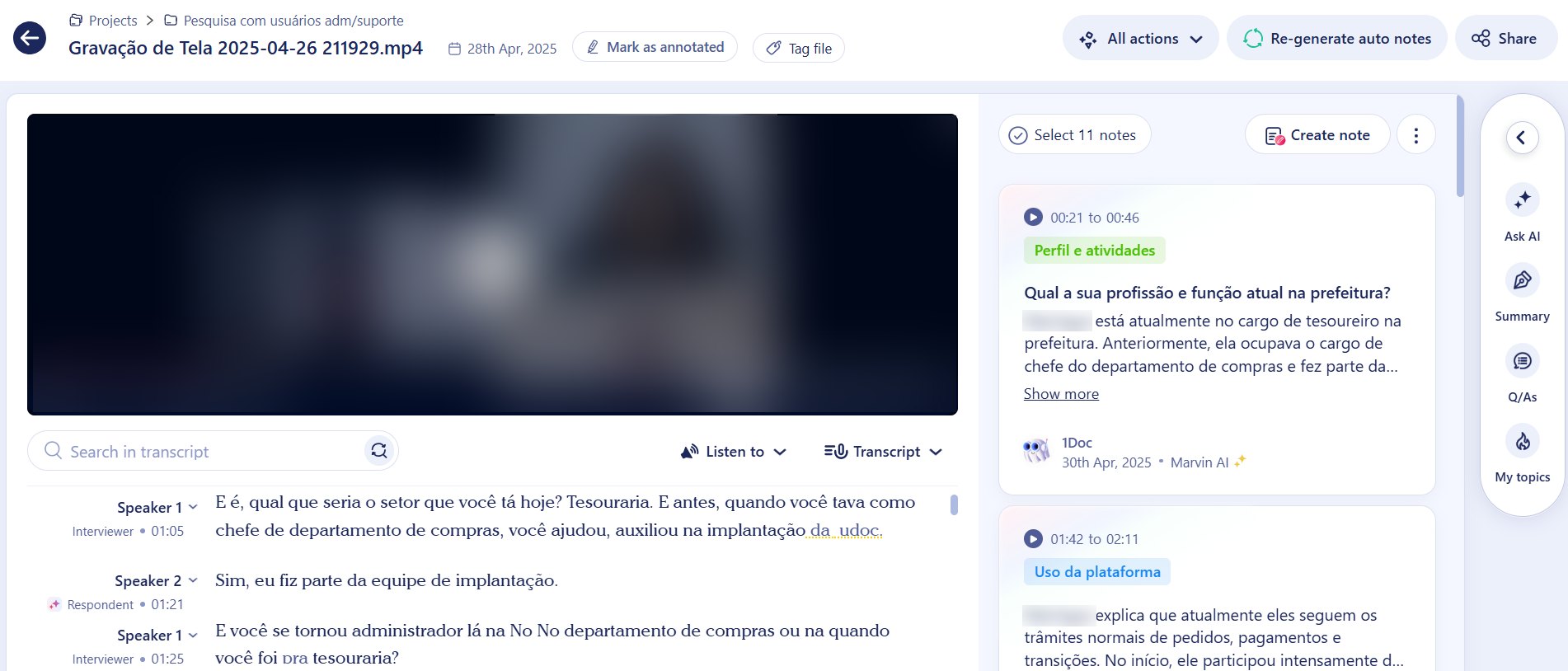 Tela do Marvin com a gravação de uma entrevista, a transcrição com marcação de tempo por falante e notas geradas por IA categorizadas com as tags Perfil e atividades e Uso da plataforma.